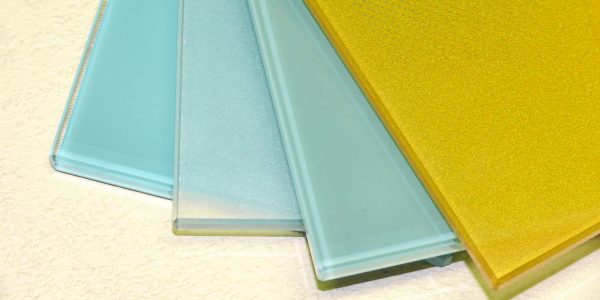 Siebdruck auf Glas in blau und gelb
