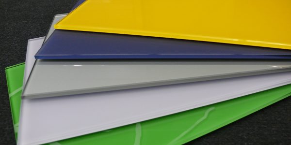 Siebdruck auf Glas in verschiedenen Farben