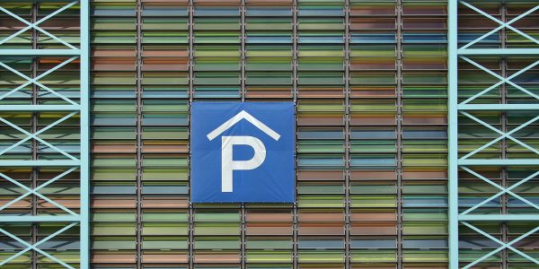 Farbiges VSG Parkhaus