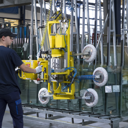 Glas wird mit Maschine auf Gestell gehoben