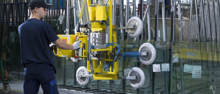 Glas wird mit Maschine auf Gestell gehoben